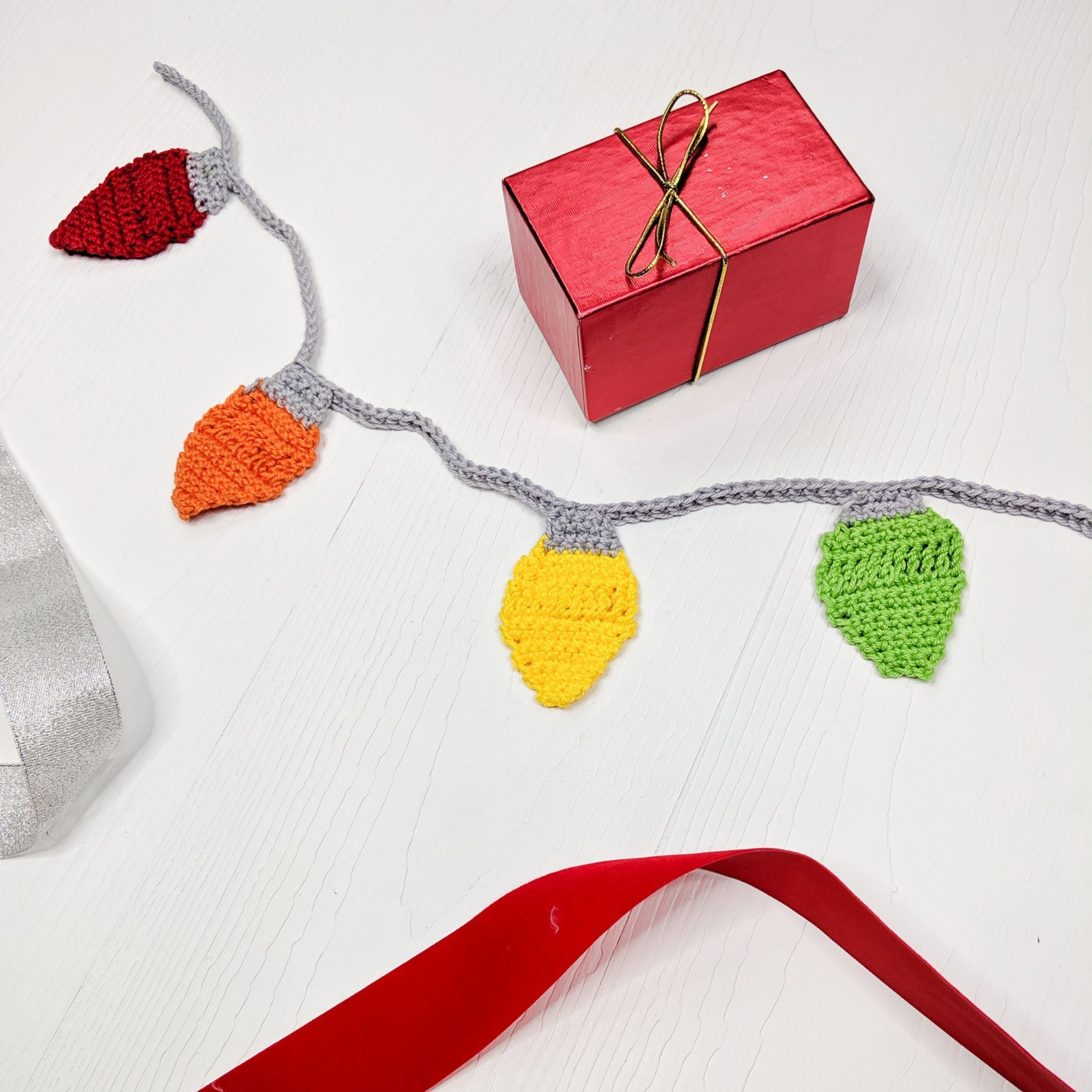 Holiday String Lights Crochet Pattern – Easy Crochet Christmas Light Bulb Garland (Beginner) | Darn Good Yarn