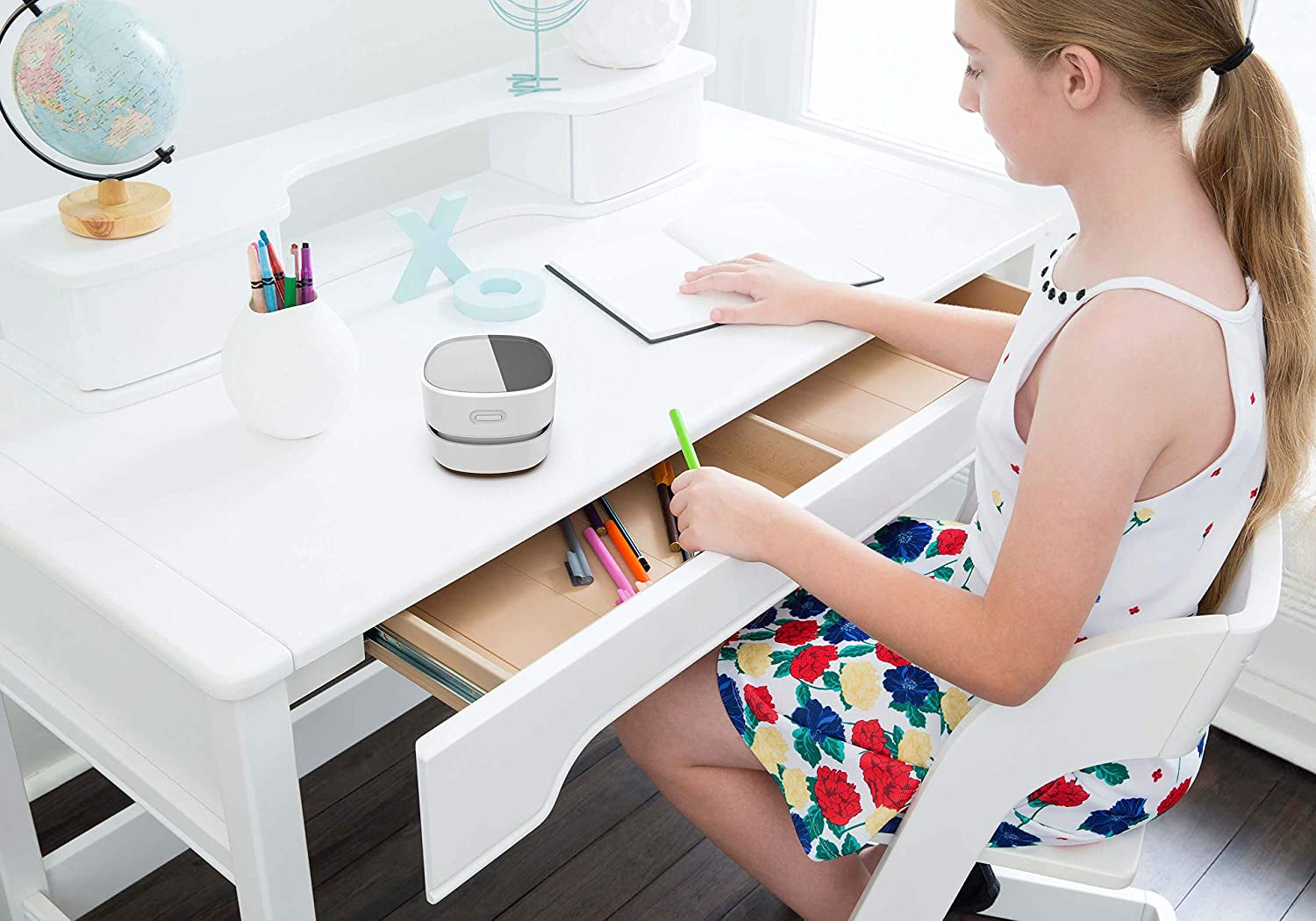 Desktop Vacuum Cleaner, Mini Table Dust Sweeper Energy Saving,High Endurance up to 90 Mins,Cordless&amp;360º Rotatable Design for Keyboard/Home/School/Office(White)