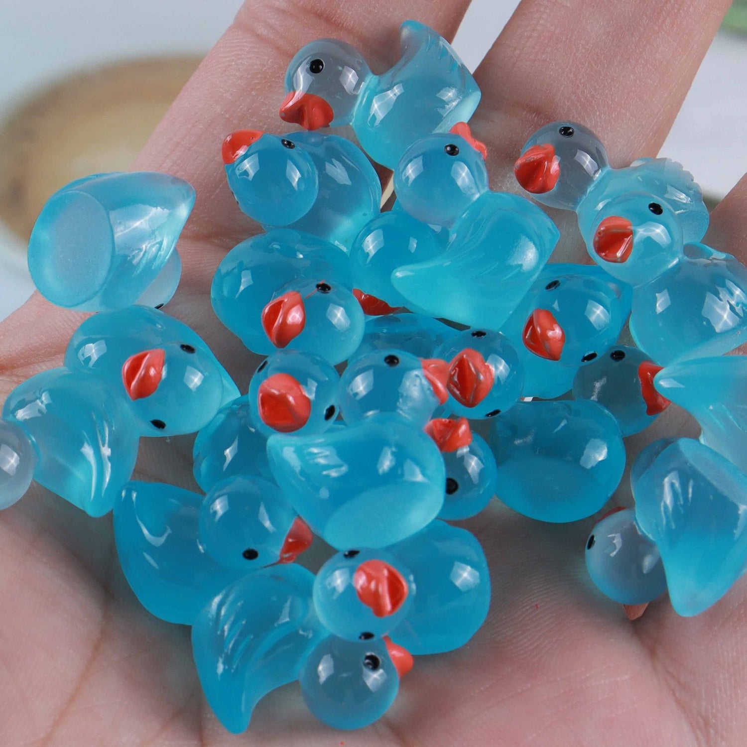 Resin luminous cartoon three-dimensional cute cartoon duck DIY car ornament keychain micro landscape hair clip decoration