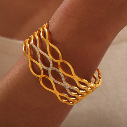 Fashion metal titanium steel bracelet with female geometric design and diamond studded spring buckle bracelet