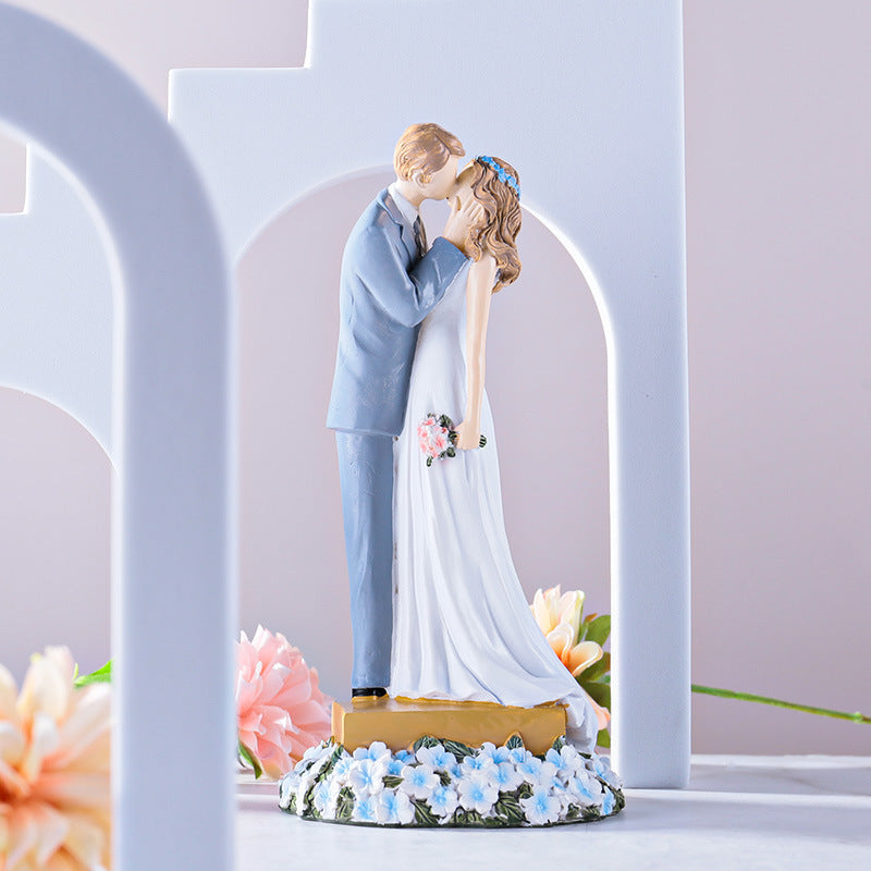 Imitation woodcut figures resin crafts couple wedding cakes living room decorations