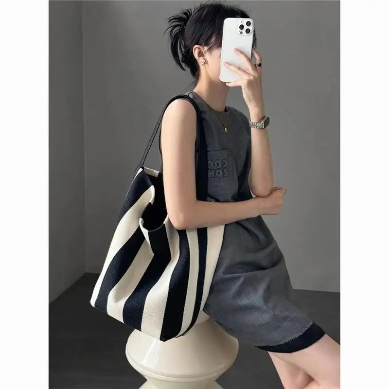 Black and white contrasting wide shoulder strap women&